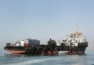 توقیف شناور حامل ۱۶۰ هزار لیتر سوخت قاچاق ‌در خلیج فارس/ ۸ خدمه بازداشت شدند