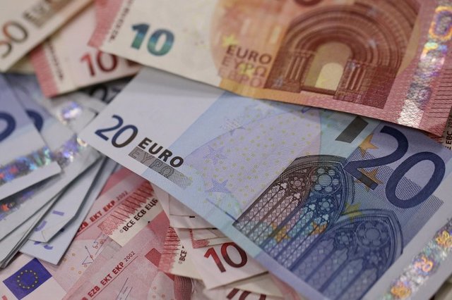 کاهش ادامه‌دار قیمت یورو در بازاری کم نوسان