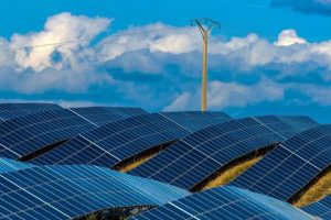 احداث نیروگاه خورشیدی ۵ کیلوواتی در ادارات موجب افزایش ظرفیت شبکه برق می‌شود