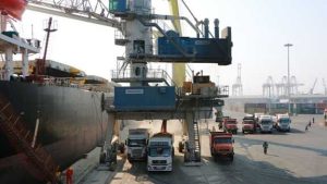 فعالیت‌های بارگیری، تخلیه و اعلان بار در بندر رجایی به شکل عادی در حال انجام است