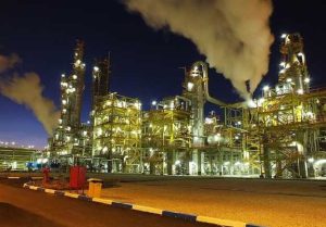 نیمی از نیاز ۲۴ میلیارد دلاری صنعت پتروشیمی جذب شد